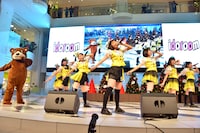 戸惑いながらも突如現れたクマとももいろクローバーZ「MOON PRIDE」を踊るはちみつロケット。