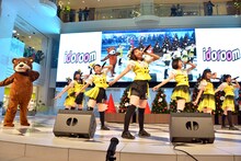 戸惑いながらも突如現れたクマとももいろクローバーZ「MOON PRIDE」を踊るはちみつロケット。