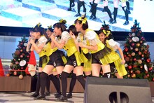 玉井詩織（ももいろクローバーZ）による発表を真剣に聞くはちみつロケット。