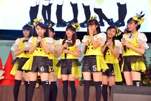 「おかしなわたしとはちみつのきみ」を試聴するはちみつロケット。