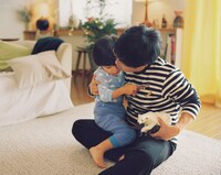 ユニクロの新CMのワンシーン。(C)/(R)/TM The Andy Warhol Foundation for the Visual Arts, Inc.