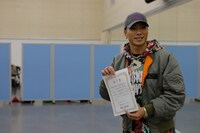 修了書を手にするSWAY。