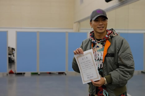 修了書を手にするSWAY。