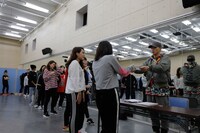 部員に修了書を手渡すSWAY。