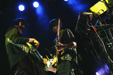 稲見喜彦（B, Vo, Syn）、木幡太郎（G, Vo, Syn）。（Photo by Ai Yakou）