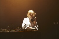 DJギズモ（篠崎こころ）（Photo by Genki Arata）