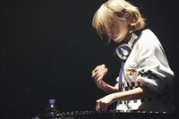 DJギズモ（篠崎こころ）（Photo by Genki Arata）