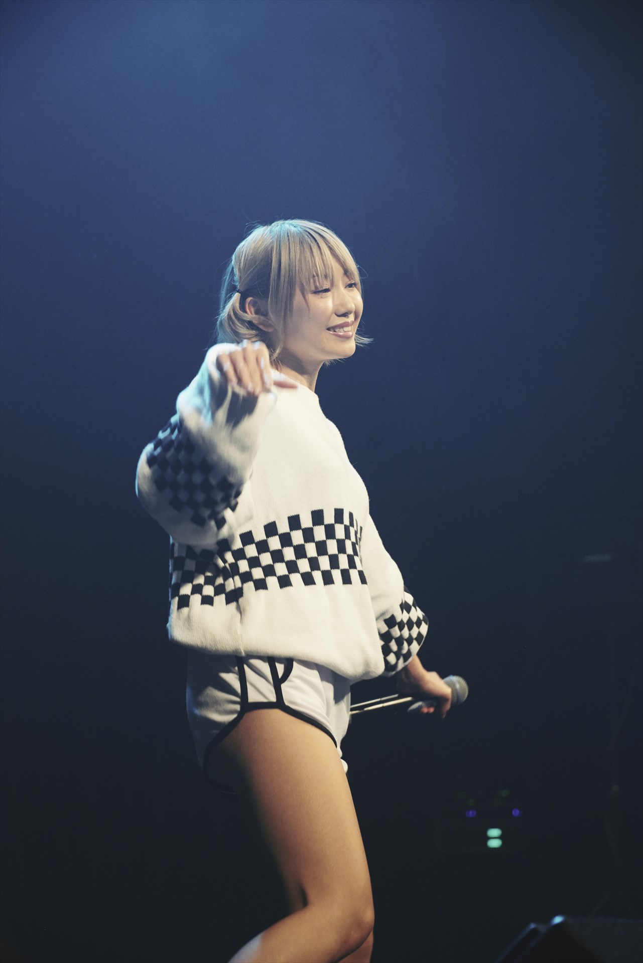 DJギズモ（篠崎こころ）（Photo by Genki Arata）