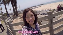 「まゆゆが行く！初めてのアルバム作り in L.A.」予告編のワンシーン。