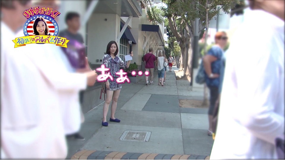 「まゆゆが行く！初めてのアルバム作り in L.A.」予告編のワンシーン。