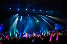 M!LKのパシフィコ横浜公演の様子。（撮影：笹森健一）