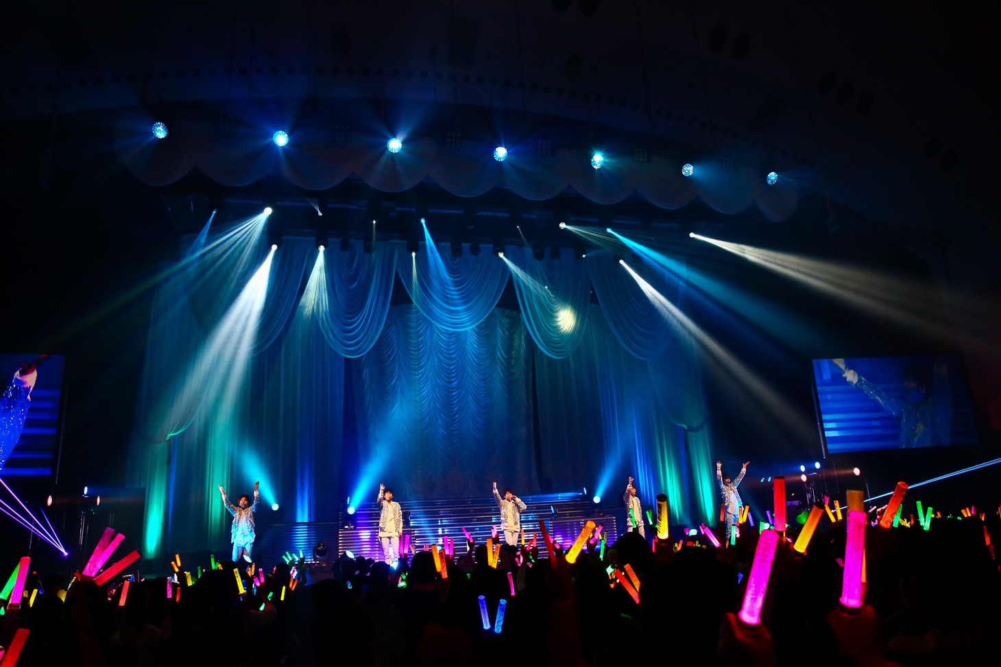 M!LKのパシフィコ横浜公演の様子。（撮影：笹森健一）