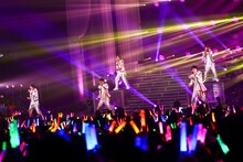 M!LKのパシフィコ横浜公演の様子。（撮影：笹森健一）