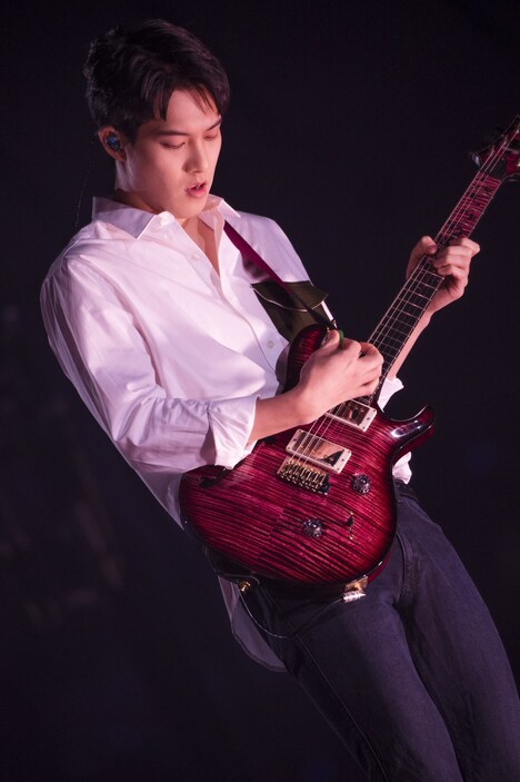 イ・ジョンヒョン（G, Vo）（撮影：田中聖太郎）