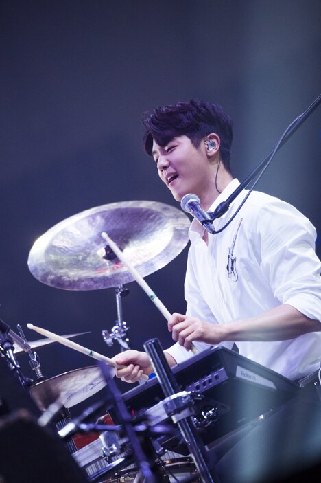 カン・ミンヒョク（Dr）（撮影：田中聖太郎）