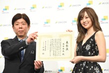 賞状を受け取った白石麻衣（右 / 乃木坂46）。