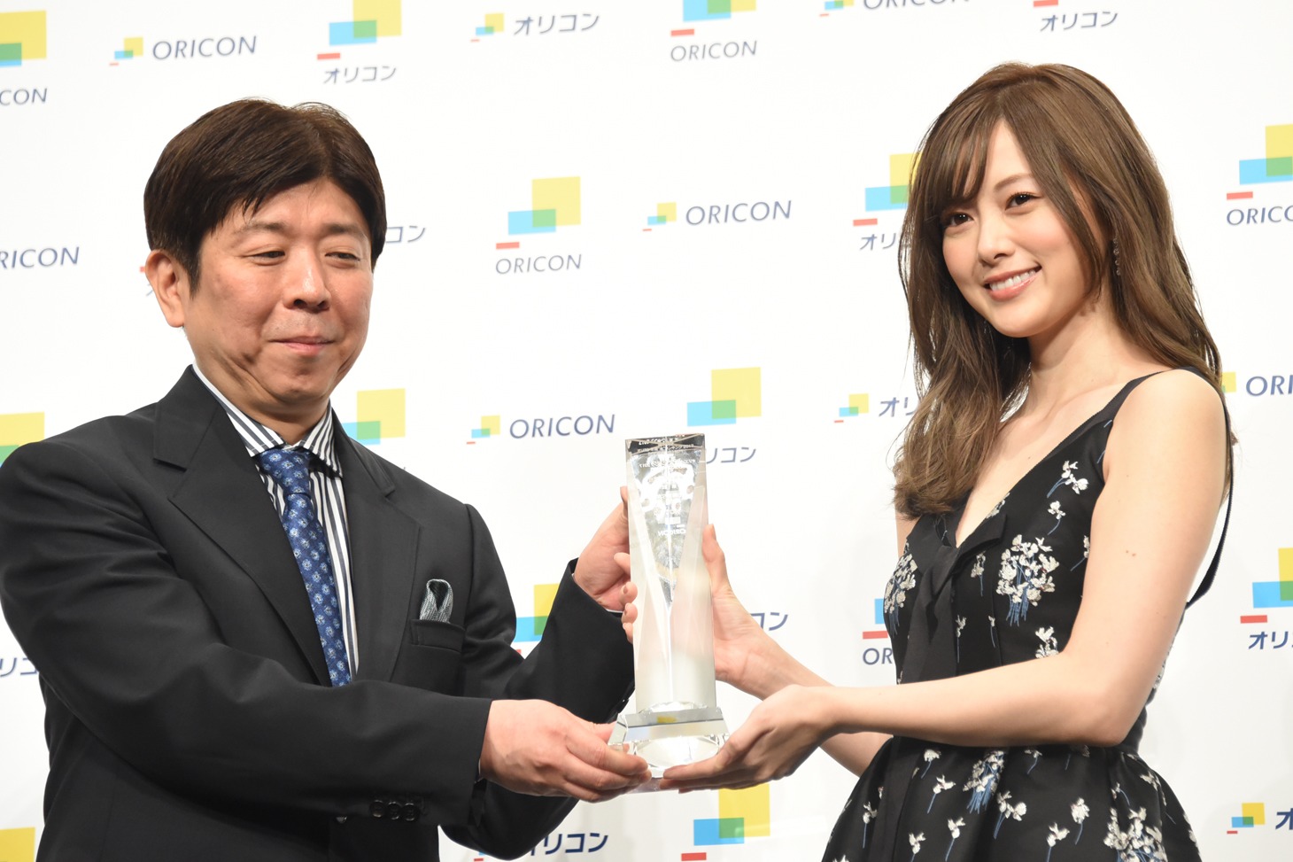 トロフィーを受け取った白石麻衣（右 / 乃木坂46）。