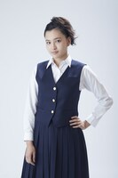 北村優衣扮する上田良子。