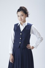 北村優衣扮する上田良子。