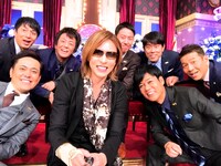 YOSHIKIがしゃべくりメンバーと撮影したセルフィー。