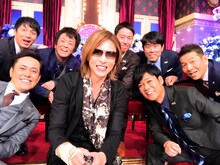 YOSHIKIがしゃべくりメンバーと撮影したセルフィー。