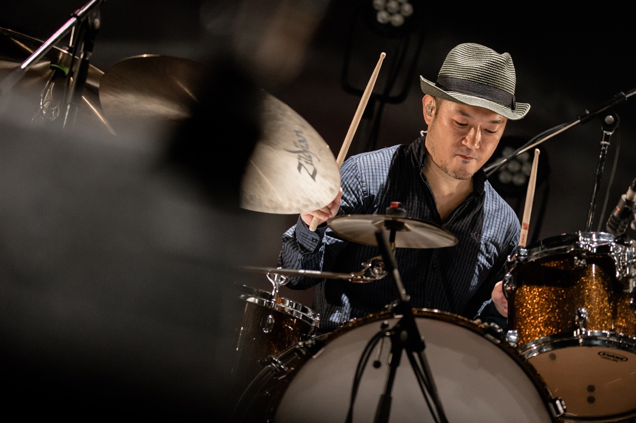 亀井亨（Dr）（撮影：藤井拓）