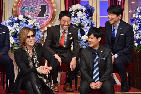 しゃべくりメンバーとトークするYOSHIKI（左）。