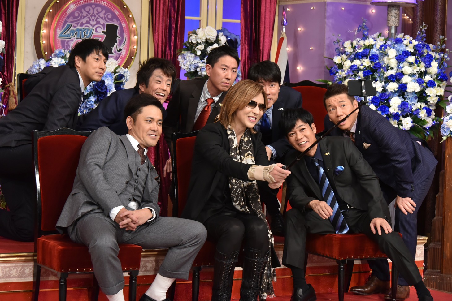 しゃべくりメンバーとセルフィーを撮影するYOSHIKI。