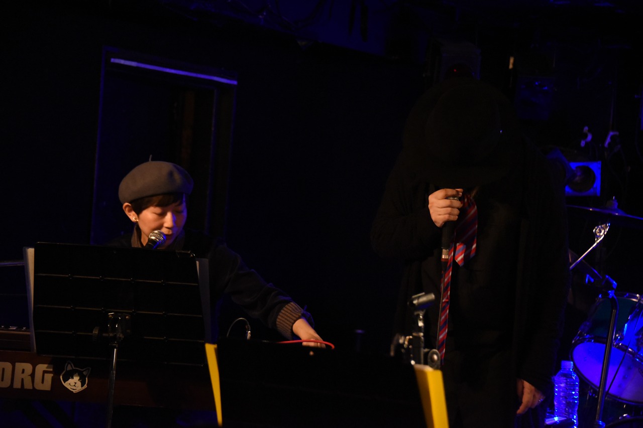 みんみんにオルガンの使い方を尋ねるKERA。