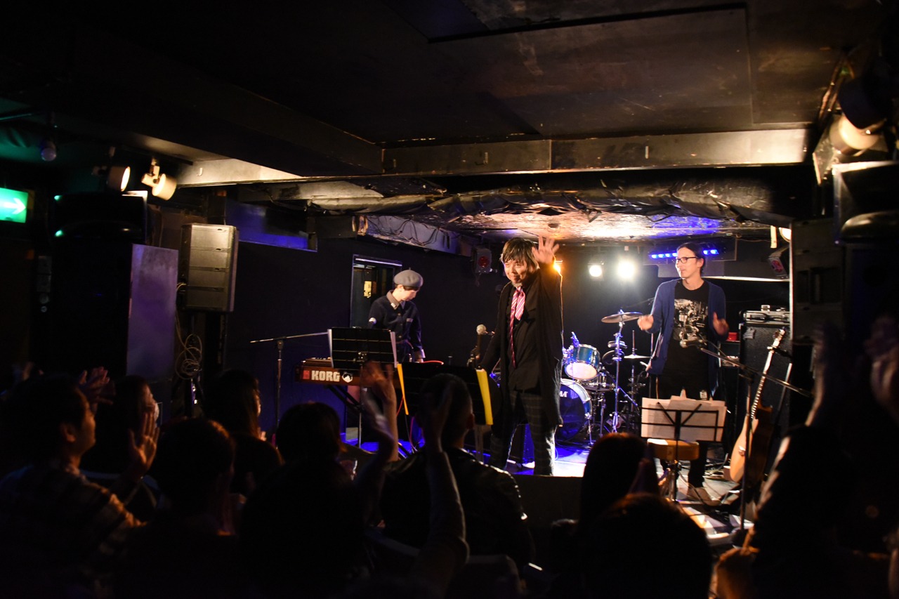 「KERA 弾いてもらい語りライブ」の様子。