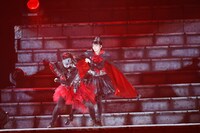 過去の衣装を着た影武者と戦うSU-METAL（Vo, Dance）。（Photo by Tsukasa Miyoshi [Showcase]）