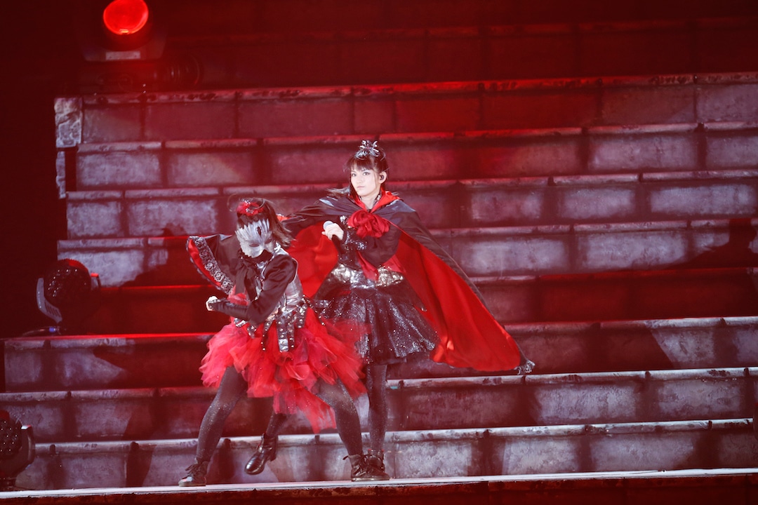 過去の衣装を着た影武者と戦うSU-METAL（Vo, Dance）。（Photo by Tsukasa Miyoshi [Showcase]）
