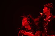 左からMOAMETAL（Scream, Dance）、SU-METAL（Vo, Dance）。（Photo by Tsukasa Miyoshi [Showcase]）