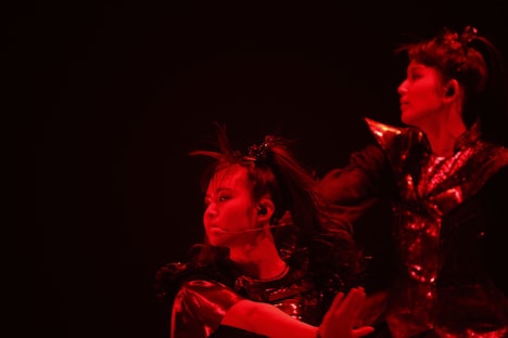 左からMOAMETAL（Scream, Dance）、SU-METAL（Vo, Dance）。（Photo by Tsukasa Miyoshi [Showcase]）