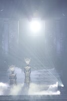 「BAPTISM - XX -」の文字が書かれた魔法陣ゲートの中へ向かうSU-METAL（Vo, Dance）とMOAMETAL（Scream, Dance）。（Photo by Tsukasa Miyoshi [Showcase]）