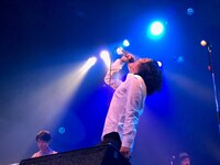 「石崎ひゅーい TOUR 2017『鬼退治』」大阪・BIGCAT公演の様子。（写真提供：EPICレコード）