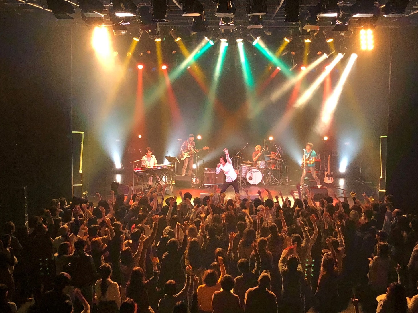 「石崎ひゅーい TOUR 2017『鬼退治』」大阪・BIGCAT公演の様子。（写真提供：EPICレコード）