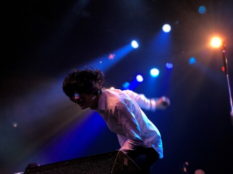 「石崎ひゅーい TOUR 2017『鬼退治』」大阪・BIGCAT公演の様子。(写真提供:EPICレコード)