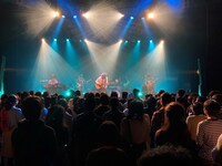 「石崎ひゅーい TOUR 2017『鬼退治』」大阪・BIGCAT公演の様子。（写真提供：EPICレコード）