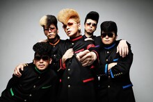 氣志團。写真中央が綾小路翔。