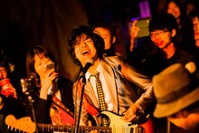 「下北沢にて'17」でのオワリカラのパフォーマンスの様子。（撮影：勝永裕介）