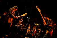 「下北沢にて'17」でのオワリカラのパフォーマンスの様子。（撮影：勝永裕介）