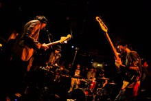 「下北沢にて'17」でのオワリカラのパフォーマンスの様子。（撮影：勝永裕介）