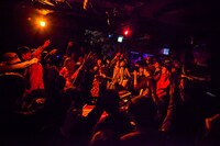 「下北沢にて'17」でのオワリカラのパフォーマンスの様子。（撮影：勝永裕介）