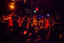 「下北沢にて'17」でのオワリカラのパフォーマンスの様子。（撮影：勝永裕介）