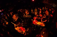 「下北沢にて'17」でのオワリカラのパフォーマンスの様子。（撮影：勝永裕介）