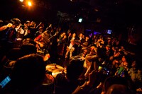 「下北沢にて'17」でのオワリカラのパフォーマンスの様子。（撮影：勝永裕介）