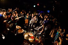 「下北沢にて'17」でのオワリカラのパフォーマンスの様子。（撮影：勝永裕介）