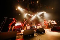 ASIAN KUNG-FU GENERATIONとFeederのセッションの様子。