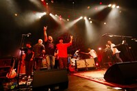 ASIAN KUNG-FU GENERATIONとFeederのセッションの様子。